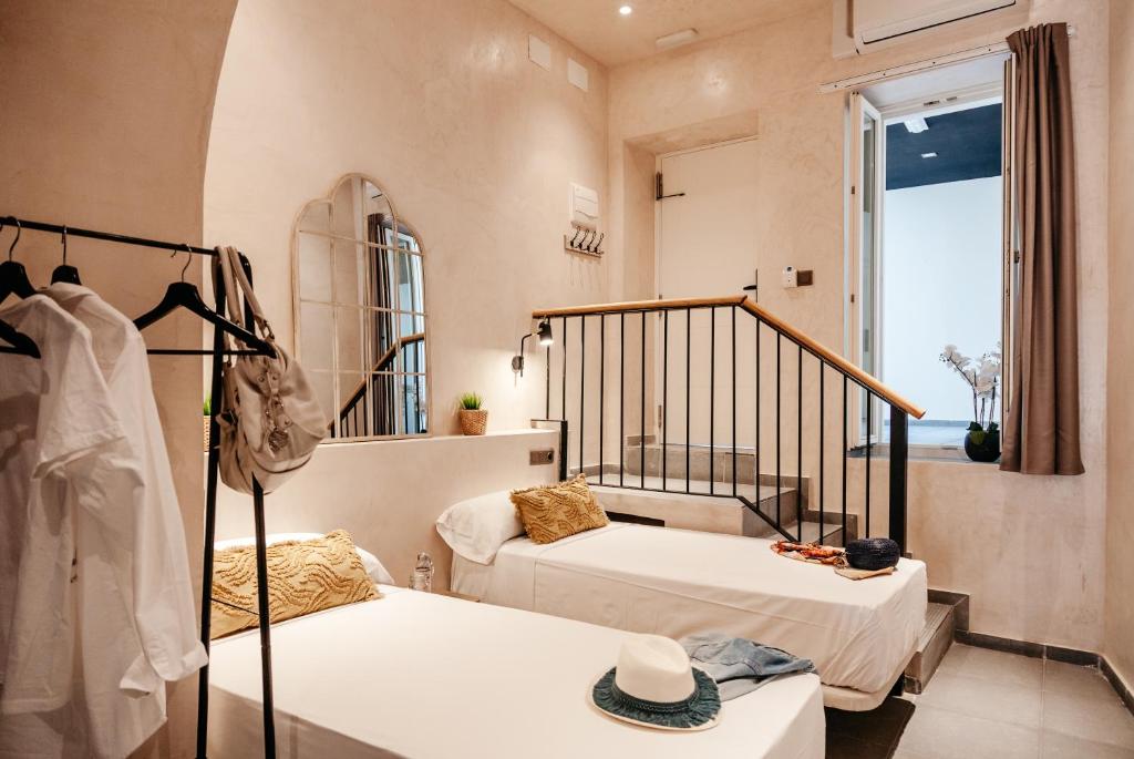sypialnia z dwoma łóżkami i oknem w obiekcie ASTUTO Boutique Jerez - Adults Only w mieście Jerez de la Frontera