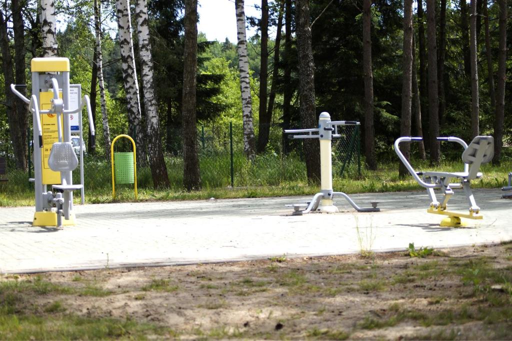 Posilňovňa alebo fitness centrum v ubytovaní Komfortowe domki nad jeziorem - Zielony domek 1