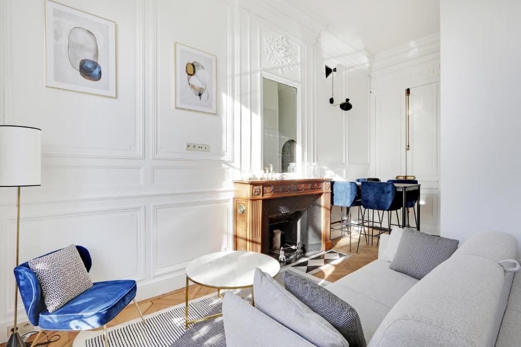 A seating area at Maison Labruy&egrave;re Bordeaux - Jardin Public