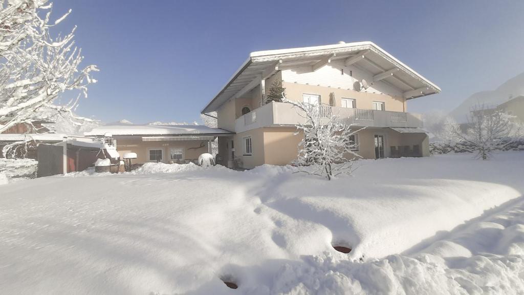 基希比希爾的住宿－Ambiento Tirol，积雪覆盖的房屋