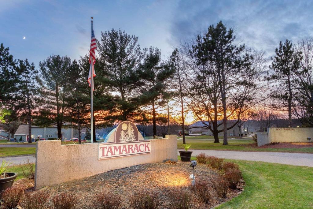 una señal para la ciudad de tamarack con bandera en Tamarack Wisconsin Dells, a Ramada by Wyndham en Wisconsin Dells