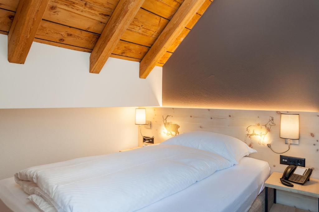 Postel nebo postele na pokoji v ubytování Hotel Waldhaus am See