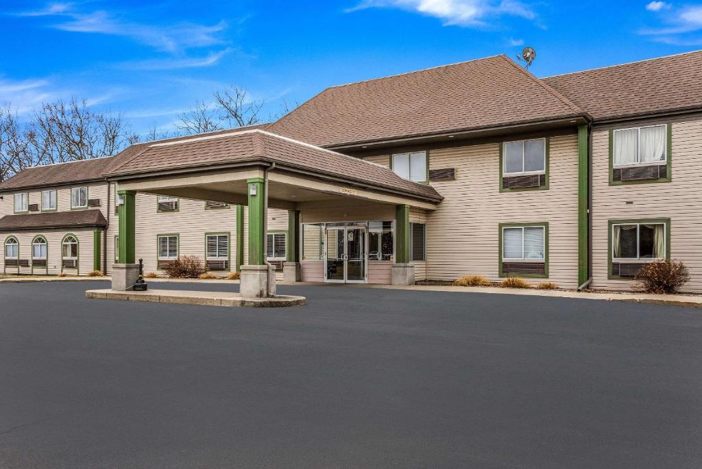 Gallery image of Econo Lodge Whitehall near Michigan's Adventure in Whitehall