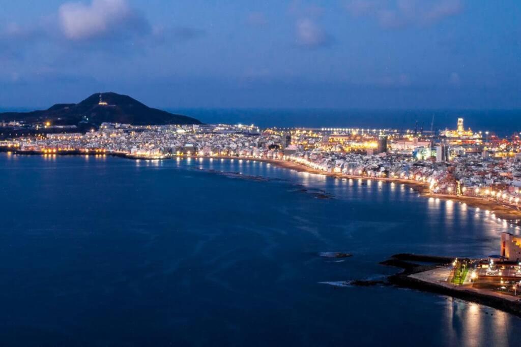 una vista de una ciudad de noche en Victoria 51.(Plz España). Playa de Las Canteras, en Las Palmas de Gran Canaria