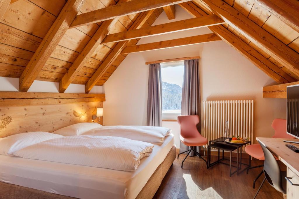 Postel nebo postele na pokoji v ubytování Hotel Waldhaus am See