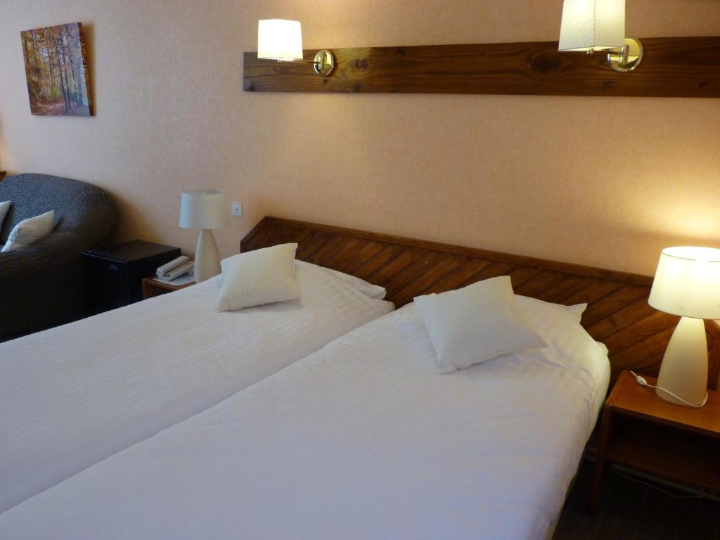 Letto o letti in una camera di Logis Hôtel Le Belle Rive