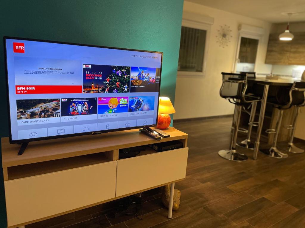 un téléviseur à écran plat posé sur une table dans l'établissement les clos de ursulines, à Montargis