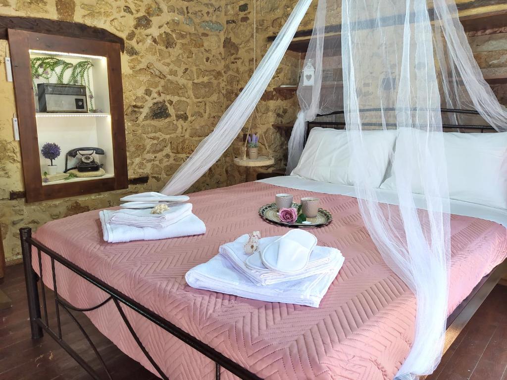 Postel nebo postele na pokoji v ubytování Filia's Traditional Haouse, old town in Heraklion
