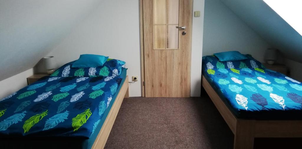 Łóżko lub łóżka w pokoju w obiekcie Apartmány u Jiroušů