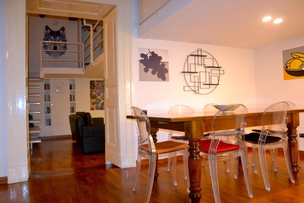 a dining room with a table and chairs at Dimora Bohèmien in Naples