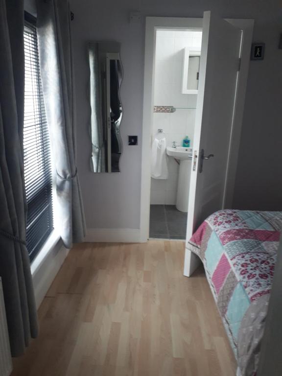 Postel nebo postele na pokoji v ubytování Ideal one bedroom appartment in Naas Oo Kildare