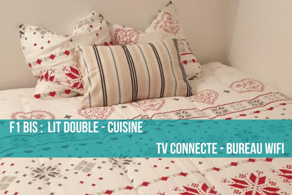 ein Bett mit einer Decke und Kissen darauf in der Unterkunft Appartement - Cosy T1 bis, proche de Paris in Villeneuve-la-Garenne