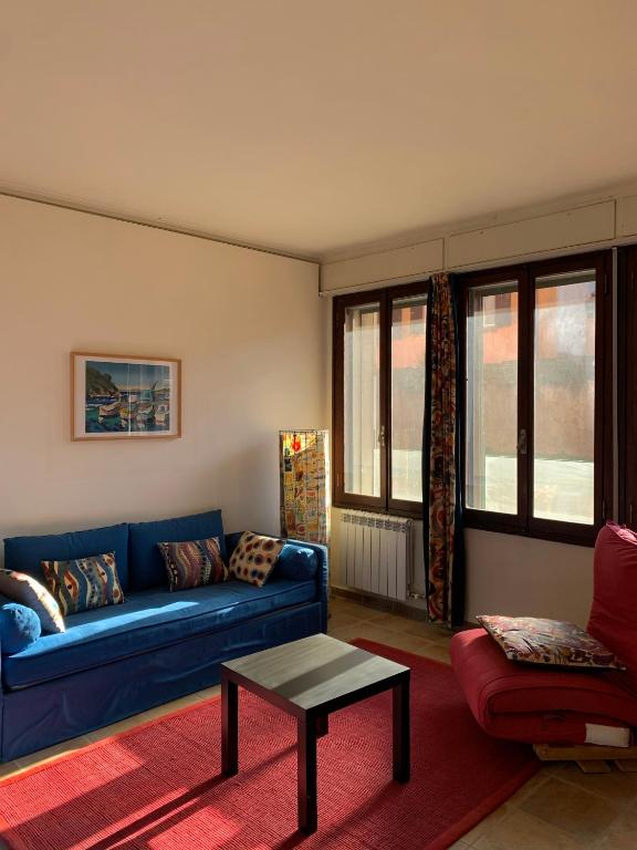 A seating area at ARTISTICO - Artistic flat in front of GUGGENHEIM COLLECTION