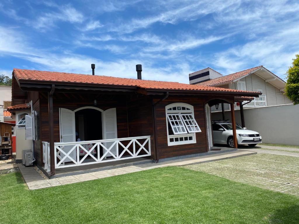 Casa rústica aconchegante bairro sambaqui.