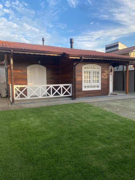  Casa rústica aconchegante bairro sambaqui.