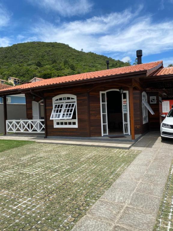  Casa rústica aconchegante bairro sambaqui.