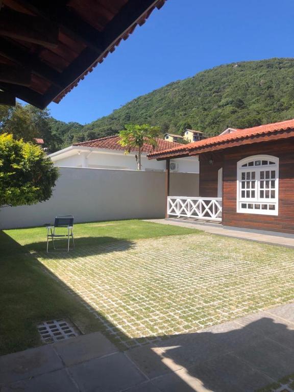  Casa rústica aconchegante bairro sambaqui.