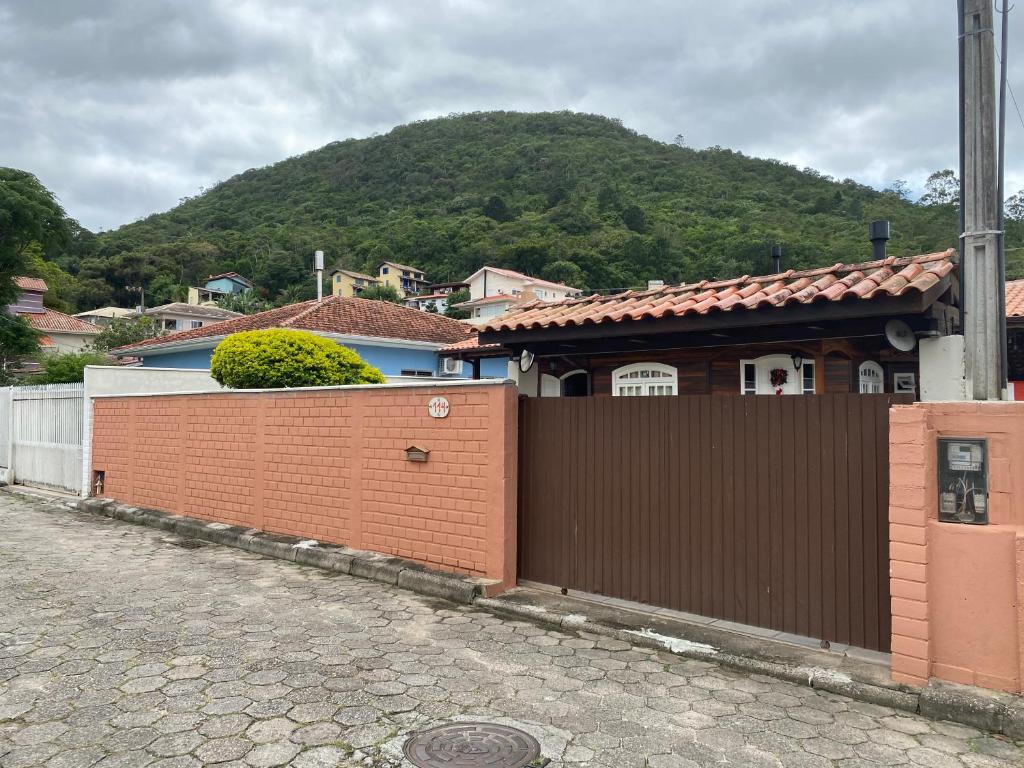  Casa rústica aconchegante bairro sambaqui.