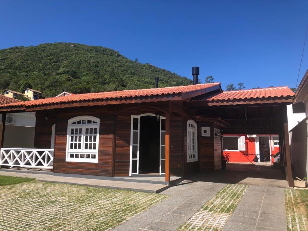  Casa rústica aconchegante bairro sambaqui.