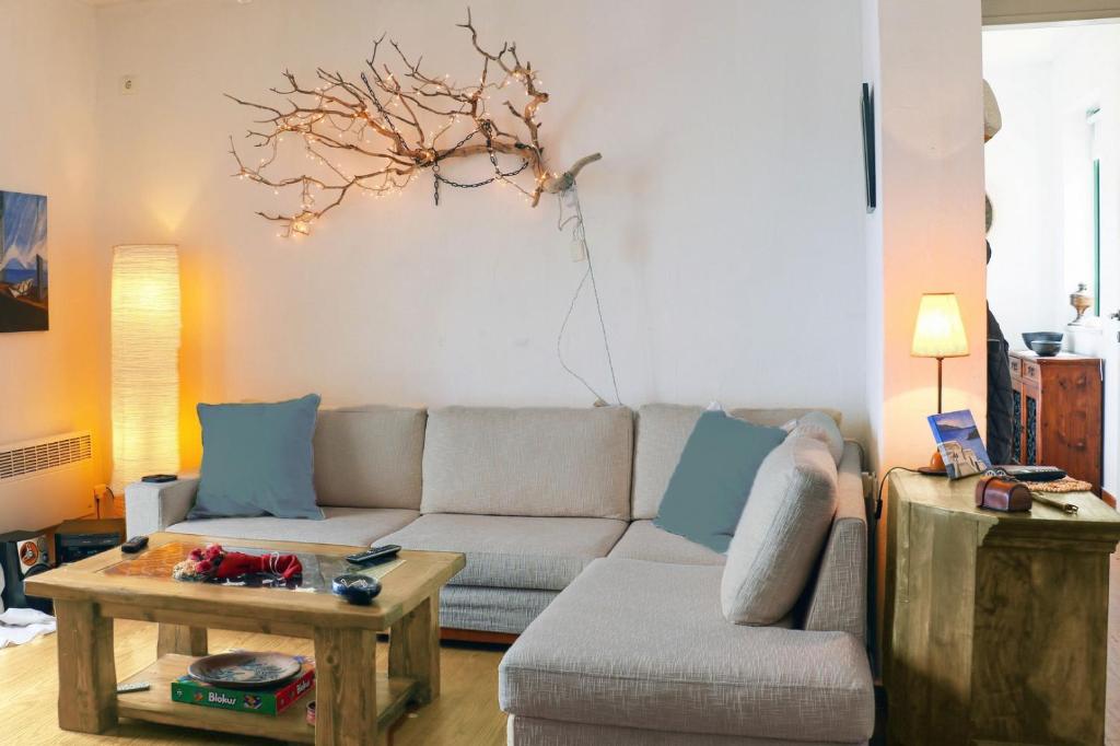Posedenie v ubytovaní Stylish stone villa with a swimming pool, sea view and large terrace, ideal for a family or a group of friends