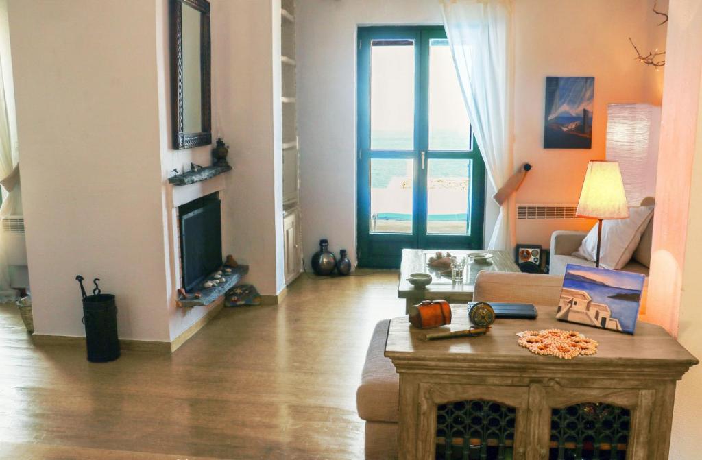Posedenie v ubytovaní Stylish stone villa with a swimming pool, sea view and large terrace, ideal for a family or a group of friends