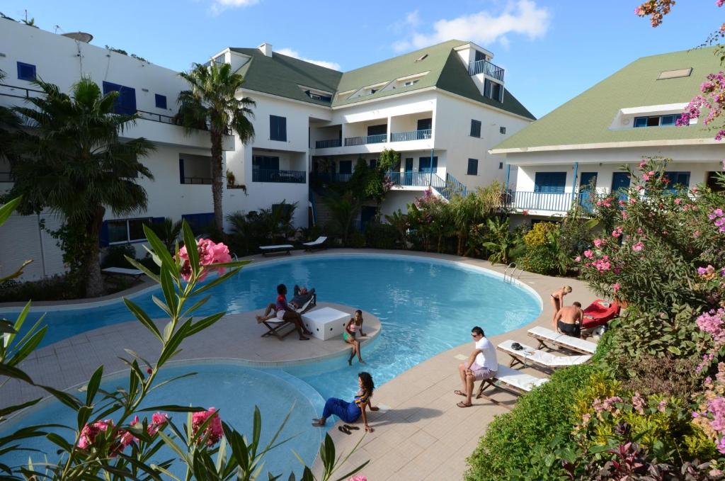een groep mensen in een zwembad in een resort bij Leme Bedje Residence in Santa Maria