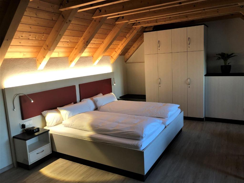 - une chambre avec un grand lit dans l'établissement Ferienwohnung Zückner, Fränkisches Seenland, à Georgensgmünd