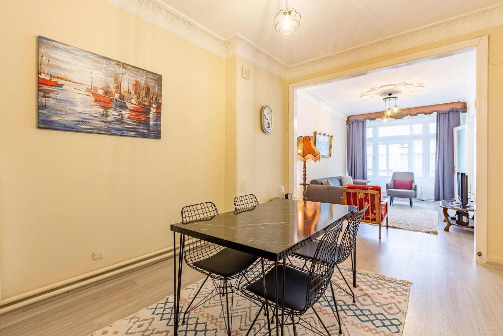 Charming Apartment Surrounded By Vibrant Attractions In Kadikoy