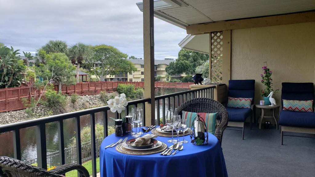une table avec un chiffon bleu sur un balcon dans l'établissement Parkshore resort apartment, à Naples