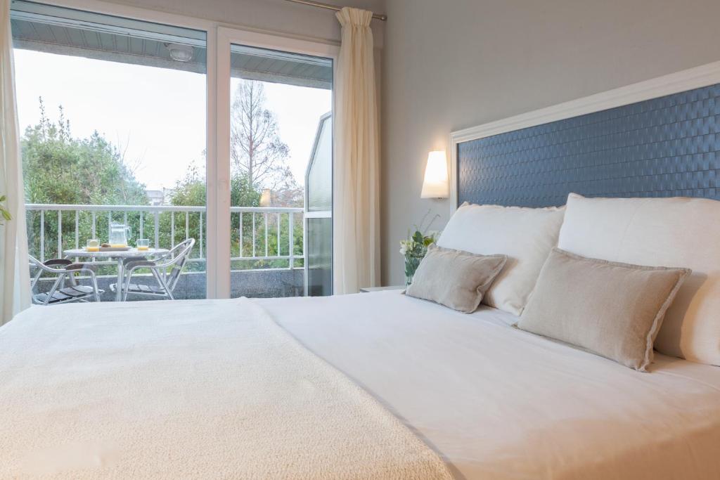 A bed or beds in a room at Hotel Monte Ulia