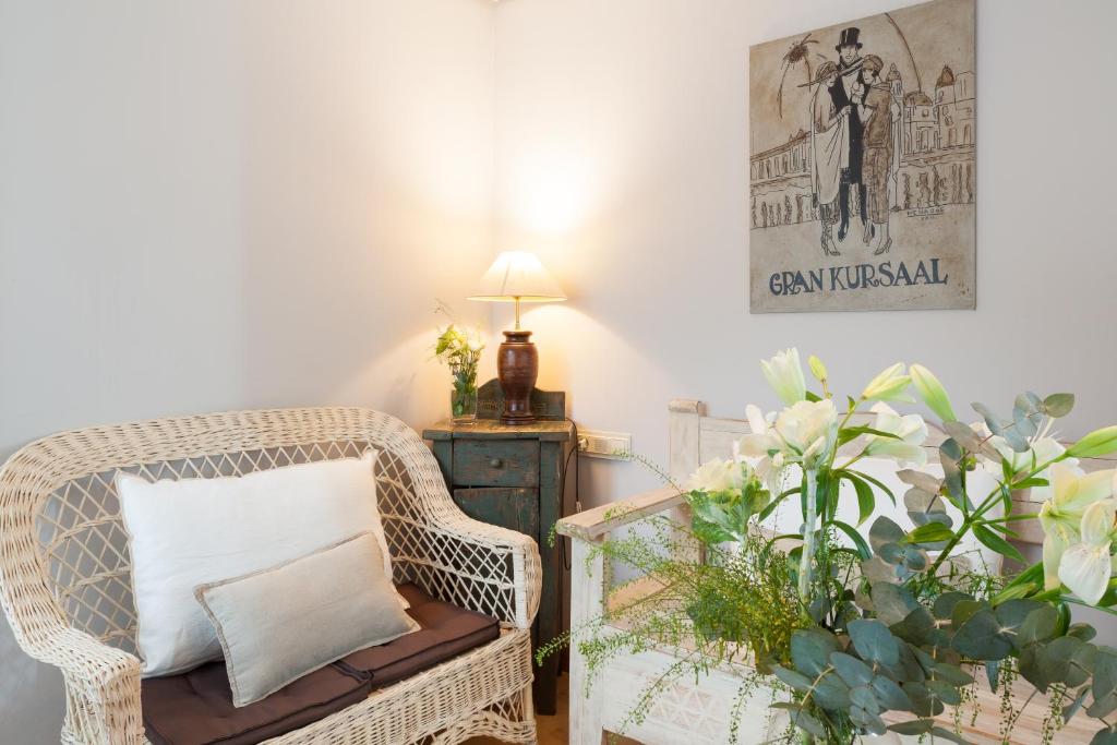 A seating area at Hotel Monte Ulia