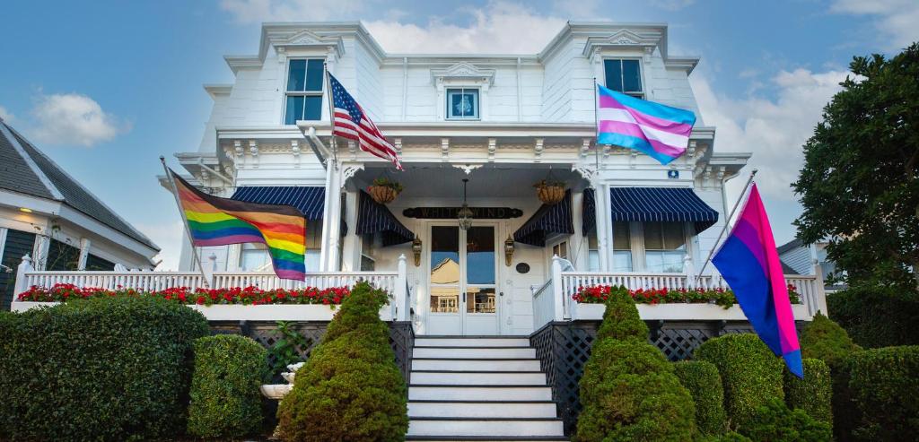 uma casa branca com bandeiras à frente em Brasswood Inn em Provincetown