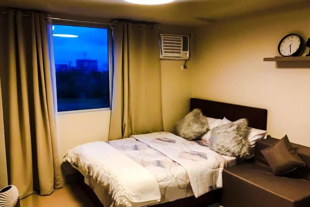 Кровать или кровати в номере Zen Living Condo at Avida Atria Tower 2