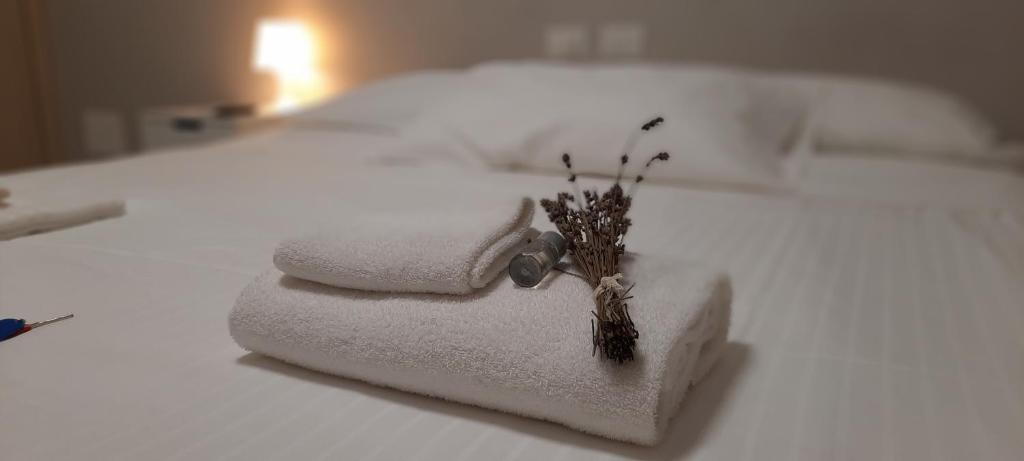 una pila de toallas sentadas encima de una cama en BGY Airport House Grassobbio, en Grassobbio