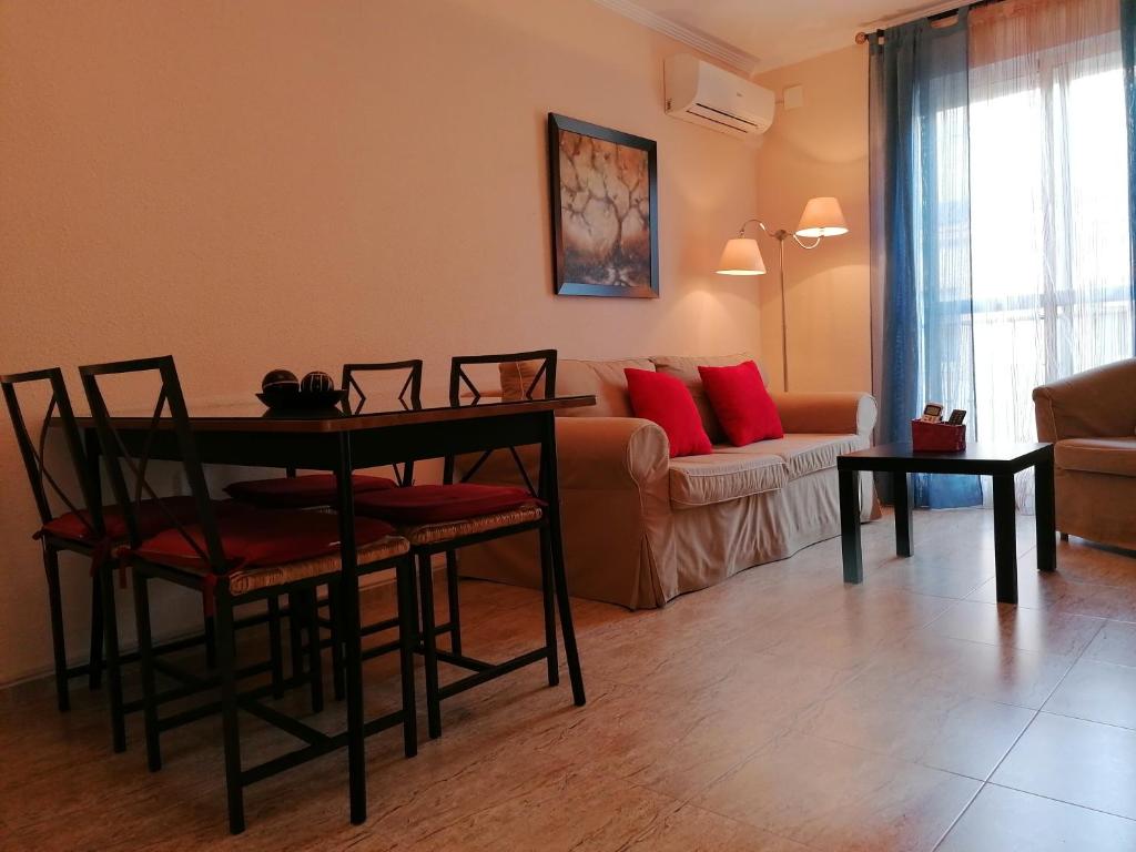 salon ze stołem i kanapą w obiekcie APARTAMENTO EN PUNTA UMBRÍA w mieście Punta Umbría