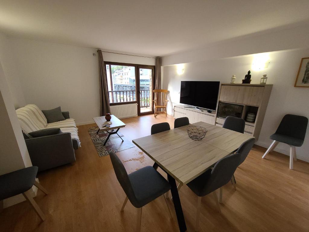 a living room with a wooden table and chairs at Dúplex a la Massana a 25 metres del telecabina de pal 612 in La Massana