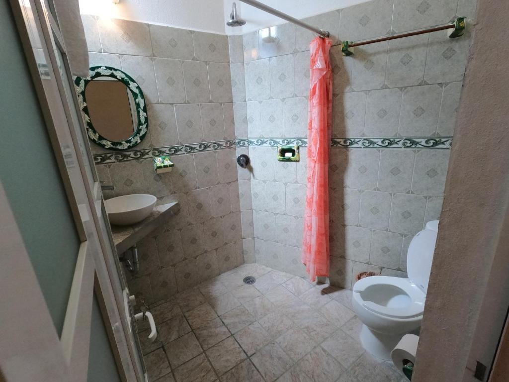 Bathroom sa Casa Lomas del Marinero Internet Starlink SIN GARAJE