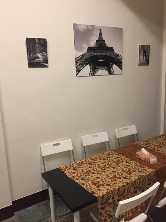 una sala da pranzo con tavolo e la torre Eiffel di Tara 塔拉Guest House a Città di Chiayi