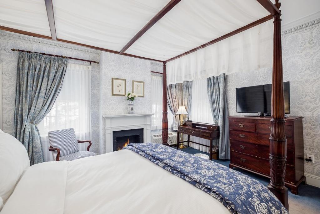 Simsbury 1820 House - Luxe Queen Room
