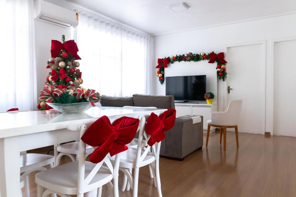 un salon avec un arbre de Noël sur une table dans l'établissement SANTA CLAUS 2 - Centro de Gramado, à Gramado