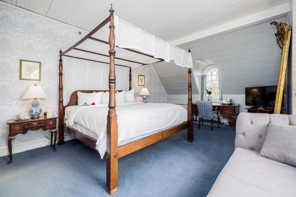 Simsbury 1820 House - 