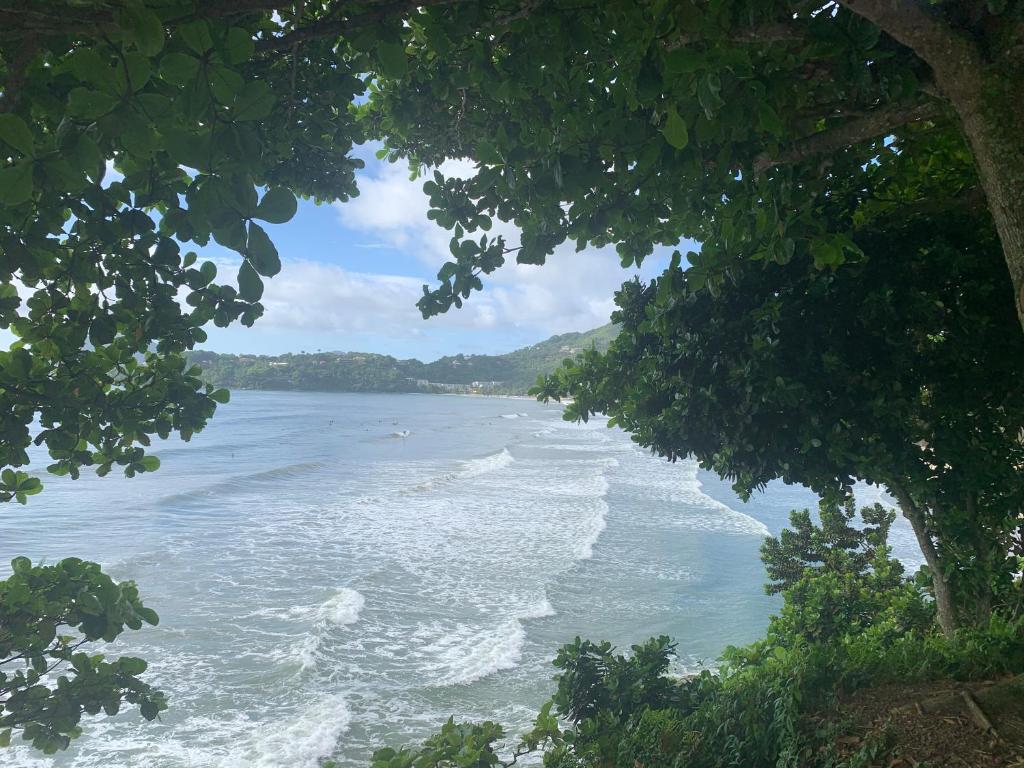  Casa praia enseada em condomínio pioneiro