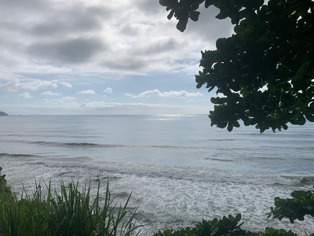  Casa praia enseada em condomínio pioneiro