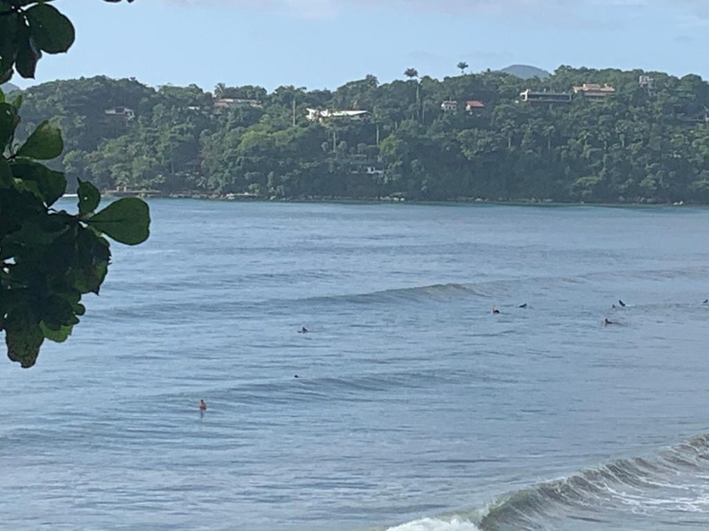  Casa praia enseada em condomínio pioneiro