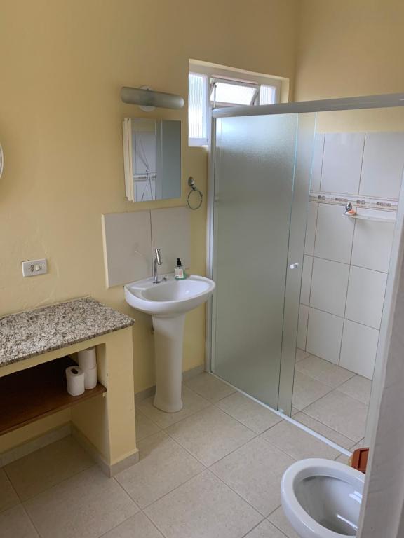  Casa praia enseada em condomínio pioneiro