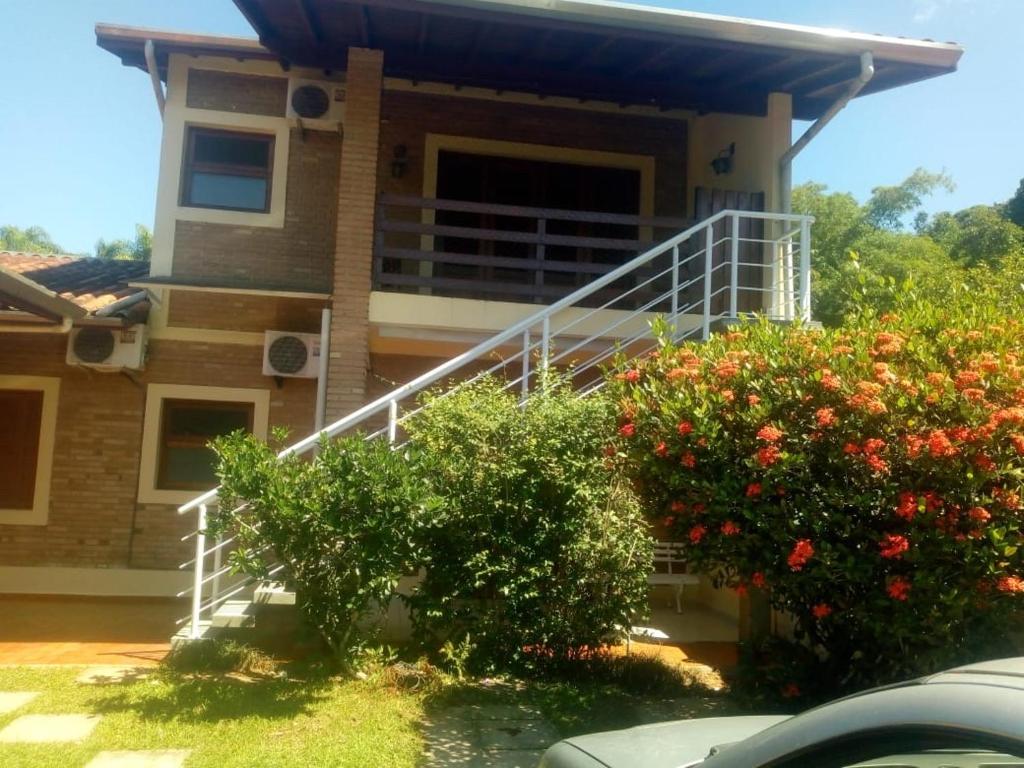  Casa praia enseada em condomínio pioneiro