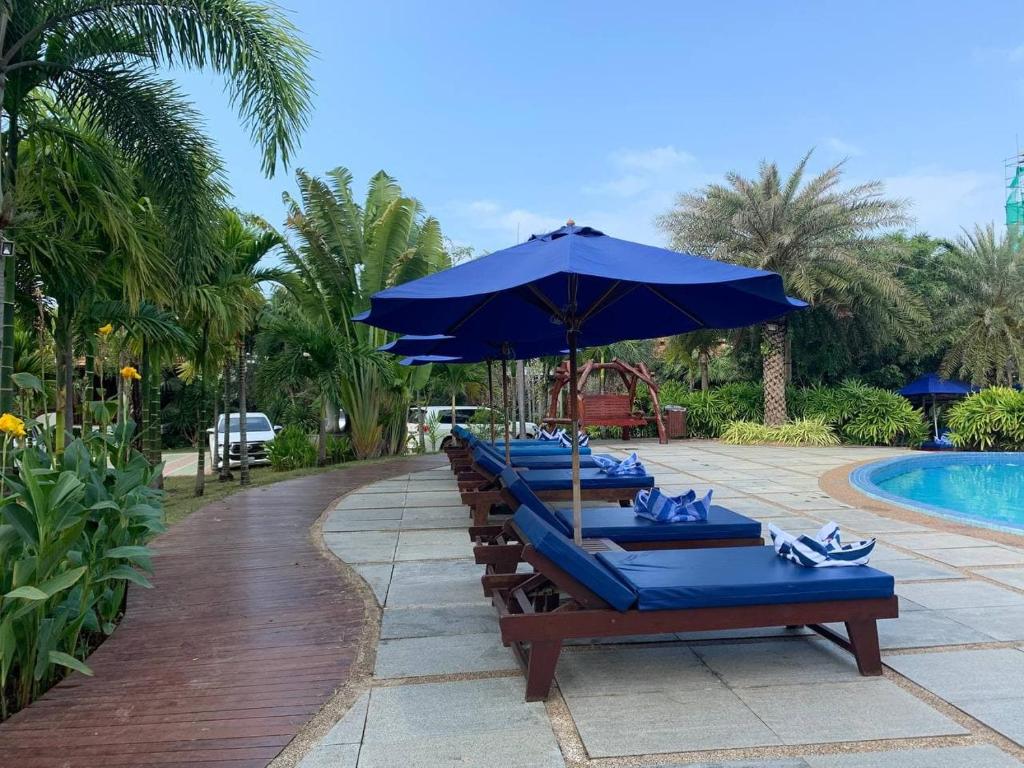 Bazén v ubytování Try Palace Resort Kep nebo v jeho okolí