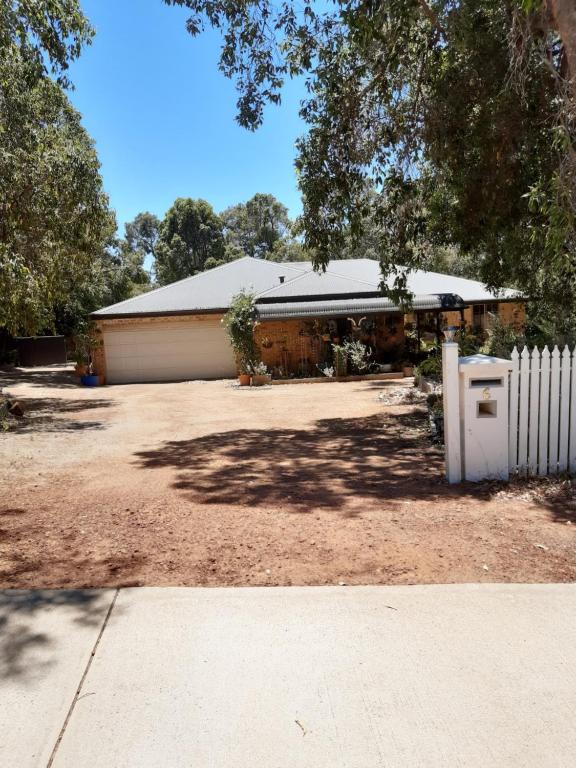 Mundaring Bed and Breakfast - Housity