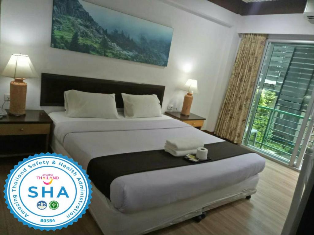Postel nebo postele na pokoji v ubytování Thai Inter Korat Hotel