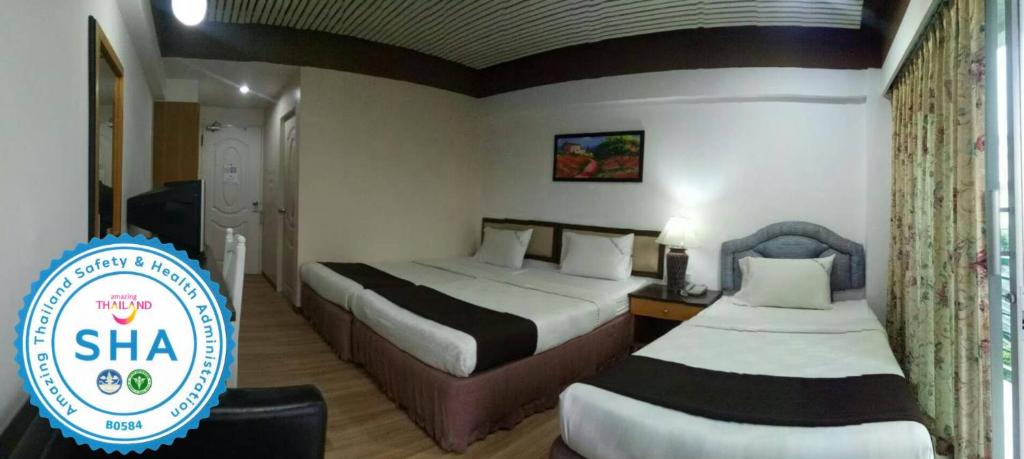 Postel nebo postele na pokoji v ubytování Thai Inter Korat Hotel